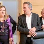 La consejera de Hacienda, Pilar del Olmo, junto a los socialistas Javier Izquierdo y José Francisco Martín