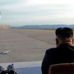 Kim Jong-un observa una prueba armamentística.