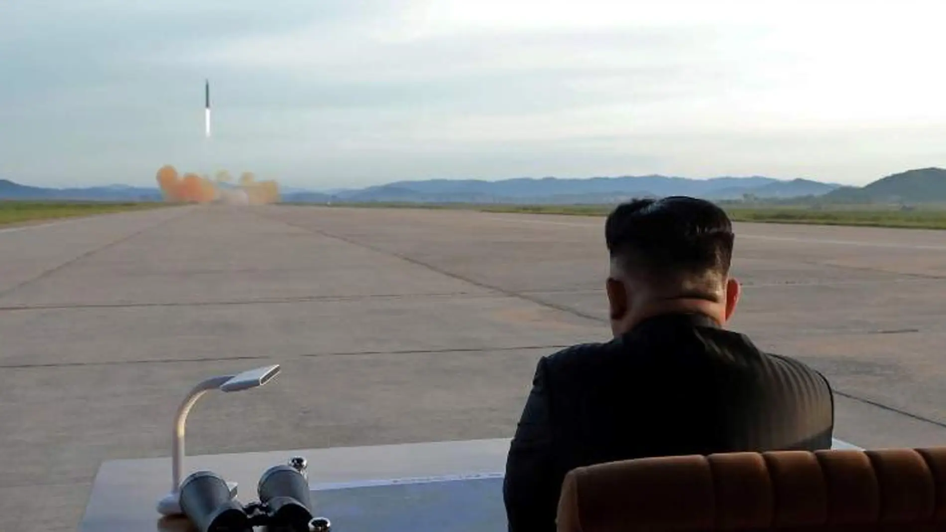 Kim Jong-un observa una prueba armamentística.
