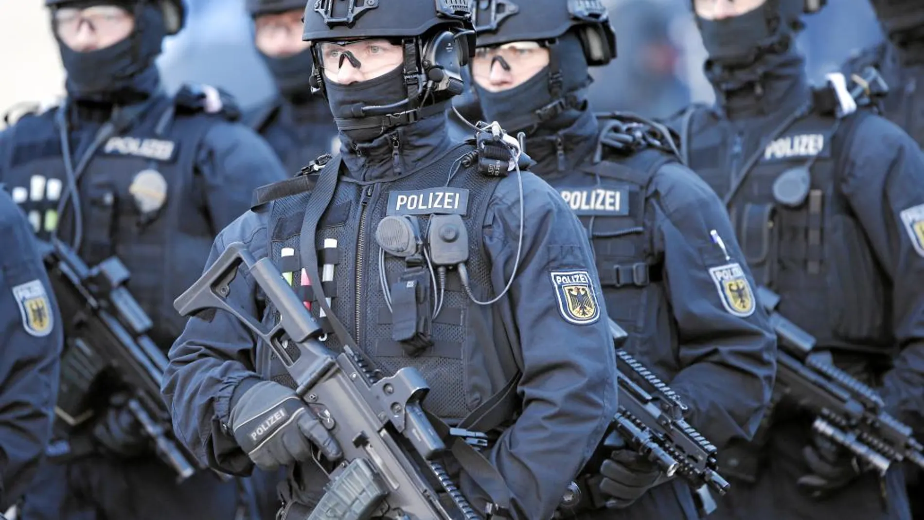 Miembros de la unidad especial BFE de la Policía federal alemana, durante un entrenamiento en Ahrensfelde, cerca de Berlín
