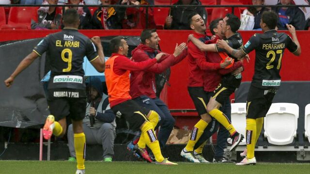 Los jugadores del Granada celebran el gol de Isaac Cuenca ante el Sevilla