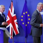 El secretario de Estado para e "Brexit", David Davis, junto al negociador jefe de la UE, Michel Barnier