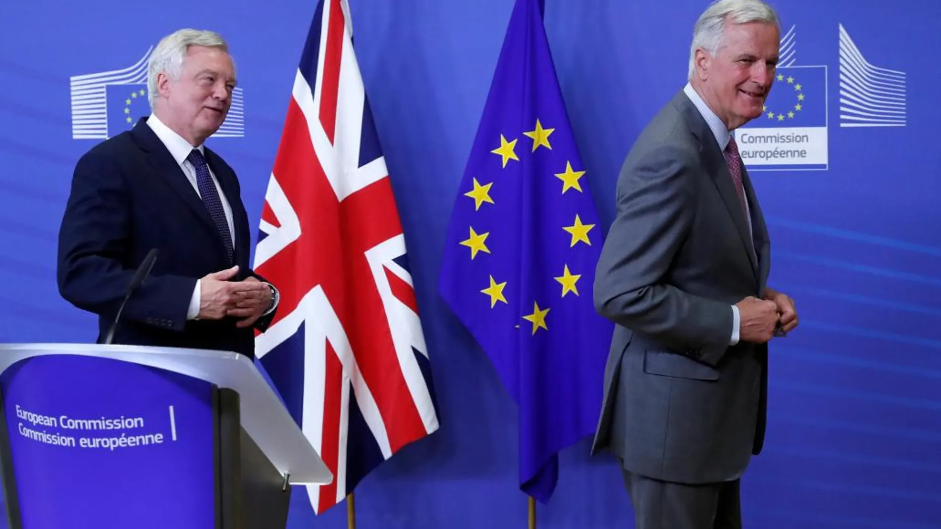 El secretario de Estado para e "Brexit", David Davis, junto al negociador jefe de la UE, Michel Barnier