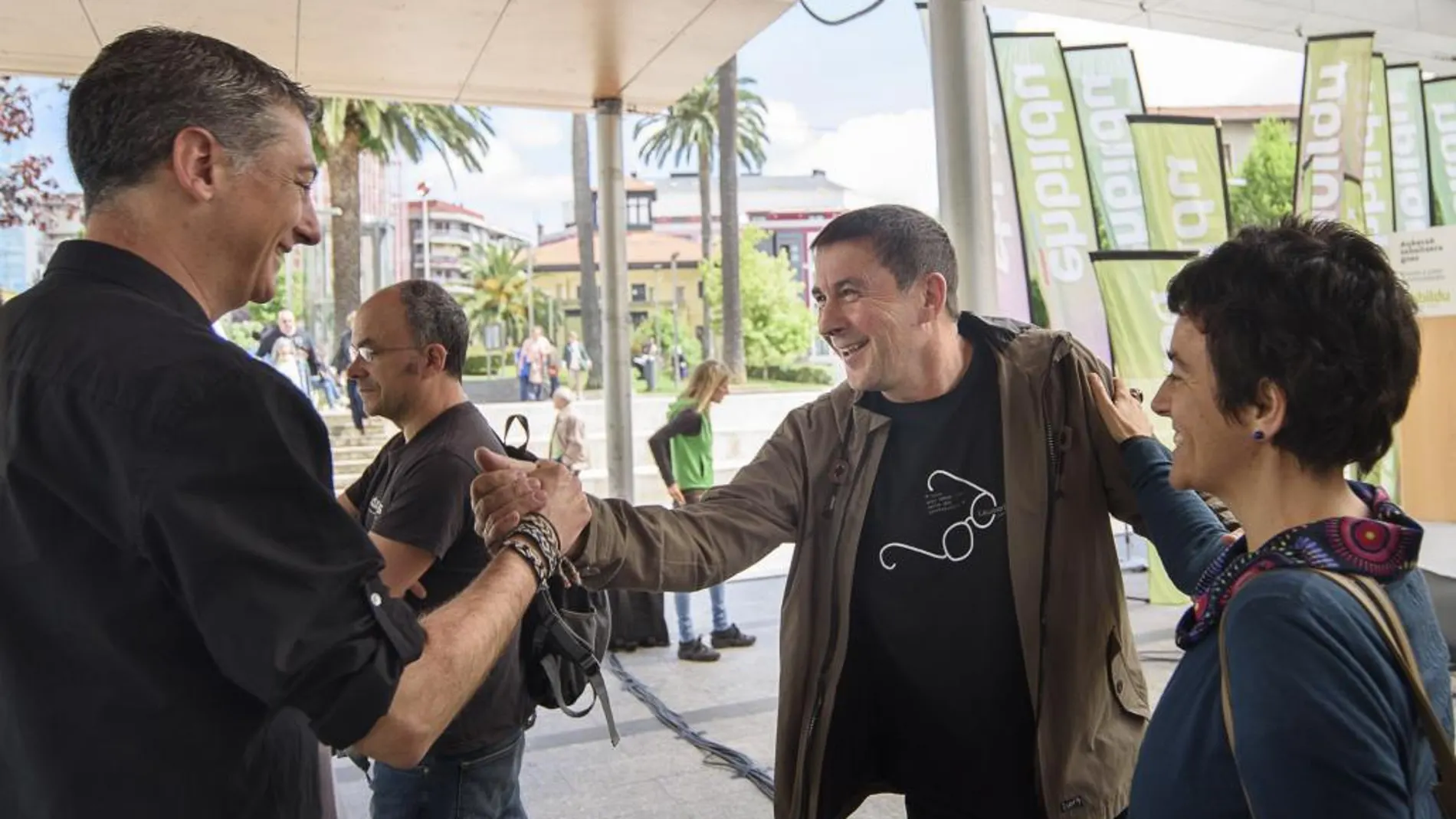 Arnaldo Otegi particip en un acto electoral en Santurtzi junto al cabeza de lista de EH Bildu al Congreso por Vizacaya, Oskar Matute