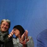 La esposa de Puigdemont, Marcela Topor (izquierda), al finalizar el mitin de Junts per Catalunya ayer en Gerona, donde el ex president intervino por videoconferencia