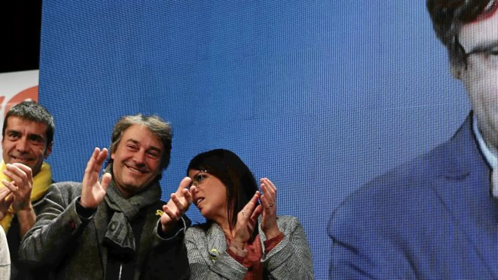 La esposa de Puigdemont, Marcela Topor (izquierda), al finalizar el mitin de Junts per Catalunya ayer en Gerona, donde el ex president intervino por videoconferencia