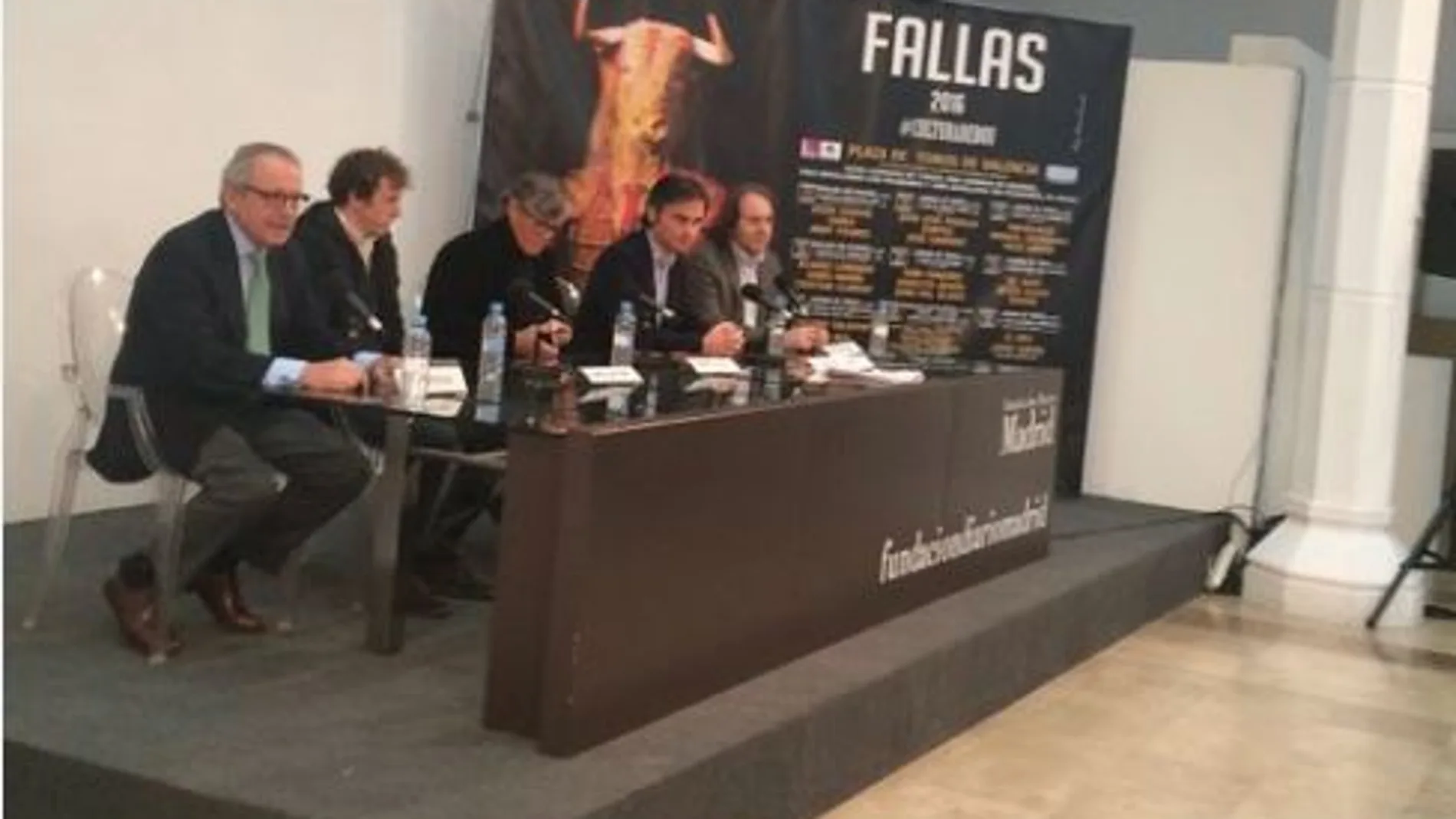 Simón Casas, Nacho Lloret, Román, Paco Delgado y José Vicente de Juan, en el coloquio fallero