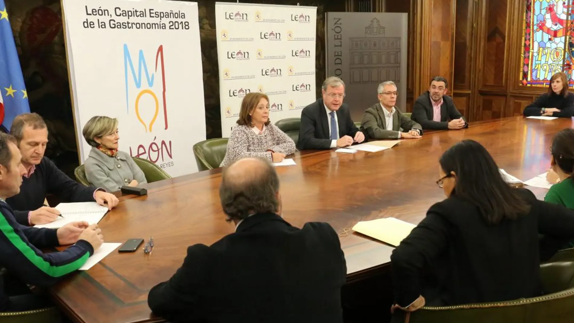 El alcalde de León, Antonio Silván, preside la reunión de la Comisión de Accesibilidad de la ciudad