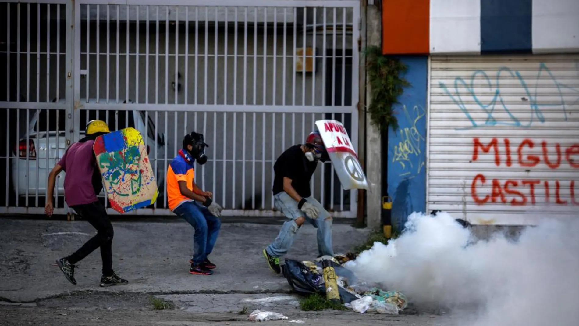 Manifestantes opositores se enfrentan a agentes de la Guardia Nacional Bolivariana