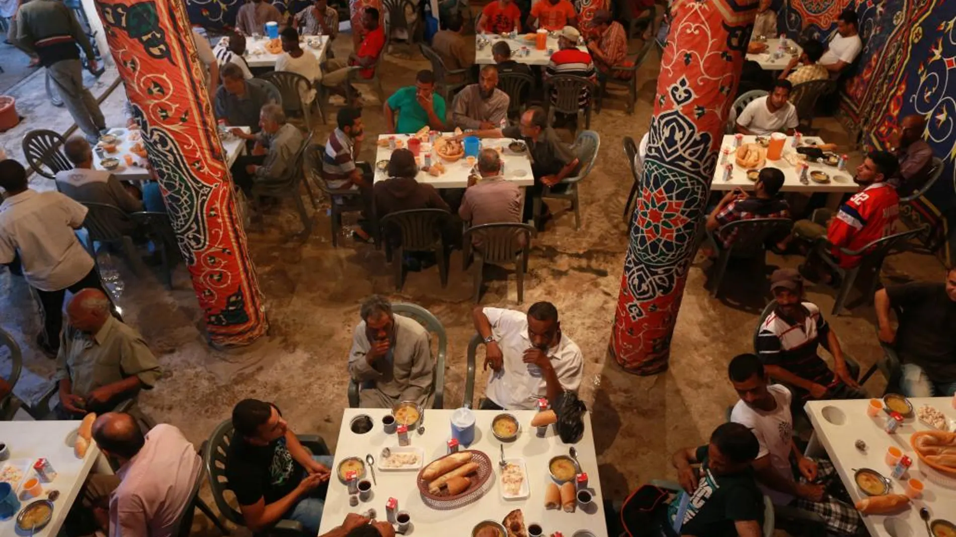 Comensales comen su Iftar en Benghazi, Libia