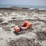 Un chaleco salvavidas permanece tirado en una playa donde han aparecido los cuerpos sin vida de inmigrantes Zuwarah al oeste de Trípoli en Libia, ayer