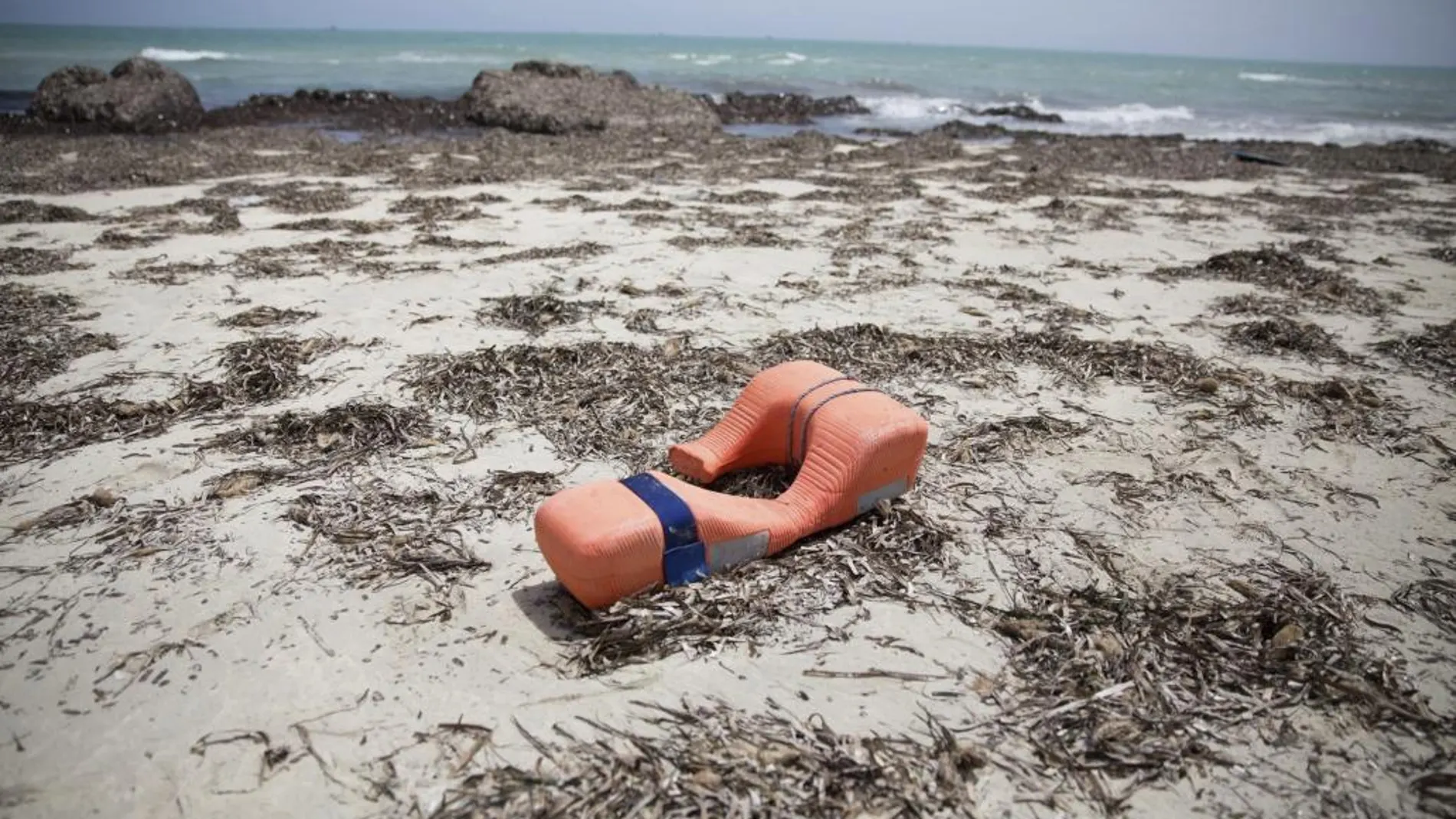 Un chaleco salvavidas permanece tirado en una playa donde han aparecido los cuerpos sin vida de inmigrantes Zuwarah al oeste de Trípoli en Libia, ayer