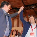 Óscar López felicita a Celestino Rodríguez, el día de su elección