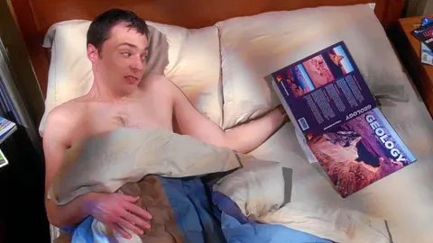 Sheldon Cooper en uno de sus peores momentos al acostarse con un libro de geología