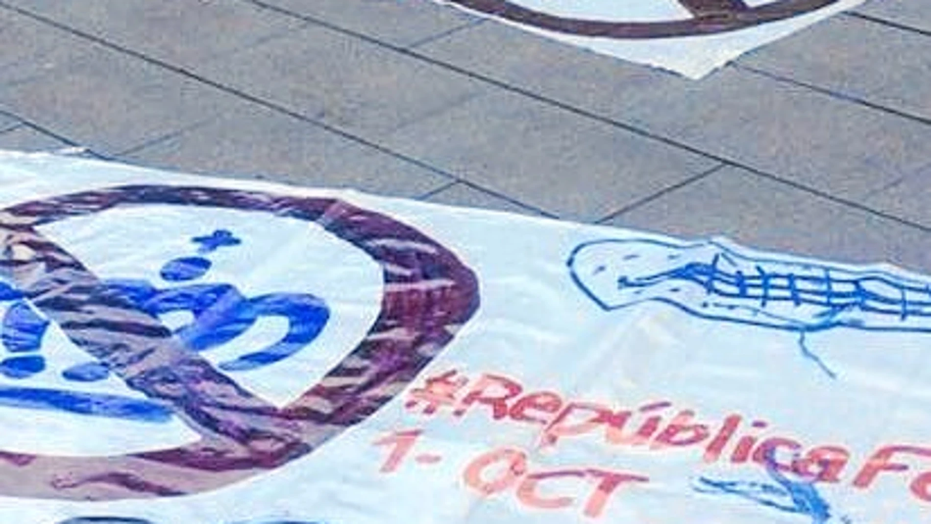 Varios niños pintan carteles a favor del referéndum ilegal