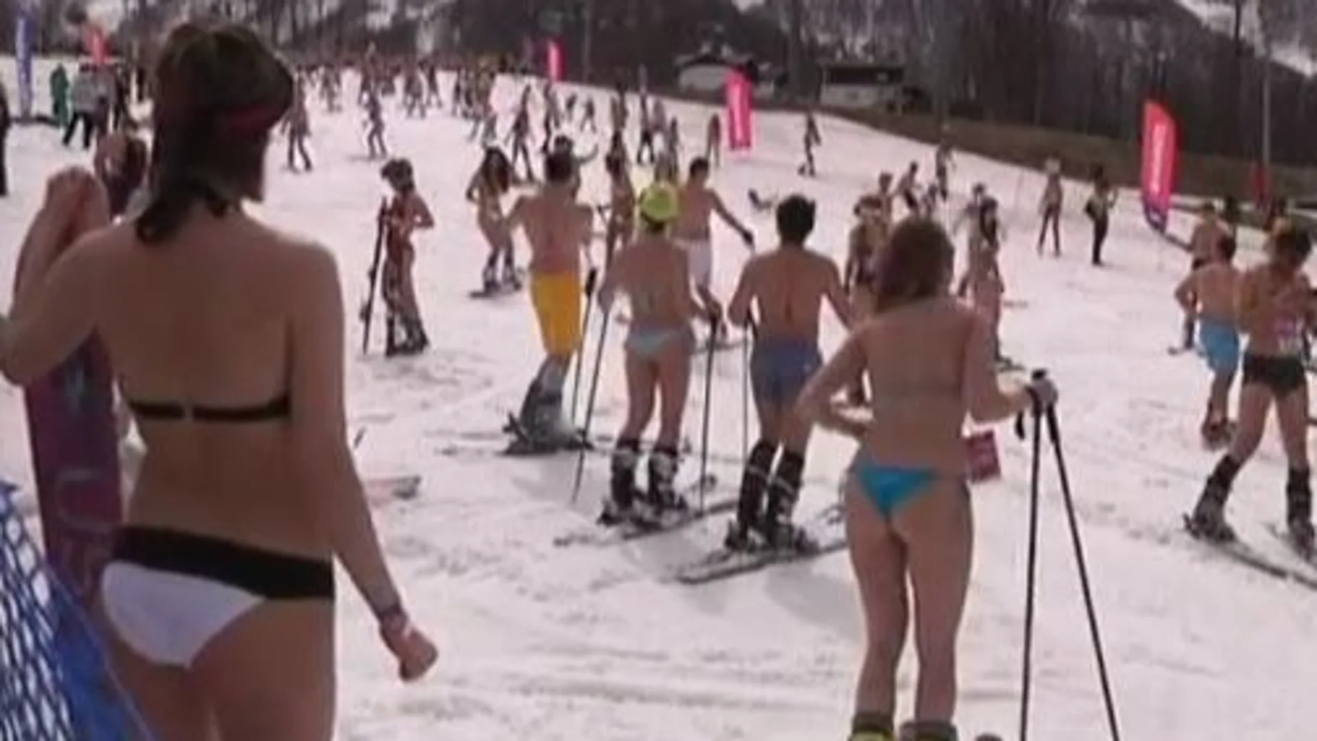 Un millar de rusos bate el récord Guinness de esquiar en ropa interior
