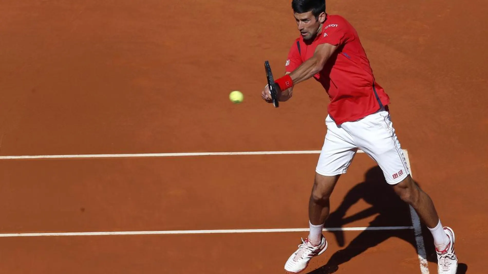 Novak Djokovic durante el partido contra el croata Borna Coric, en la segunda ronda del abierto de tenis Mutua Madrid Open.