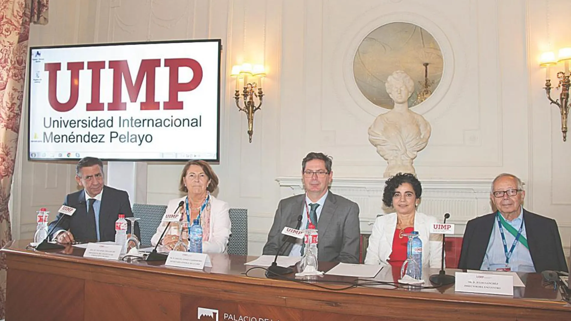 Mesa de clausura del encuentro «La farmacia comunitaria, con y por el paciente», celebrada en la UIMP de Santander