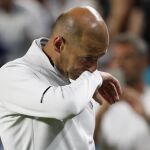 El entrenador del Real Madrid, Zinedine Zidane, gesticula tras perder el partido contra el F.C. Barcelona