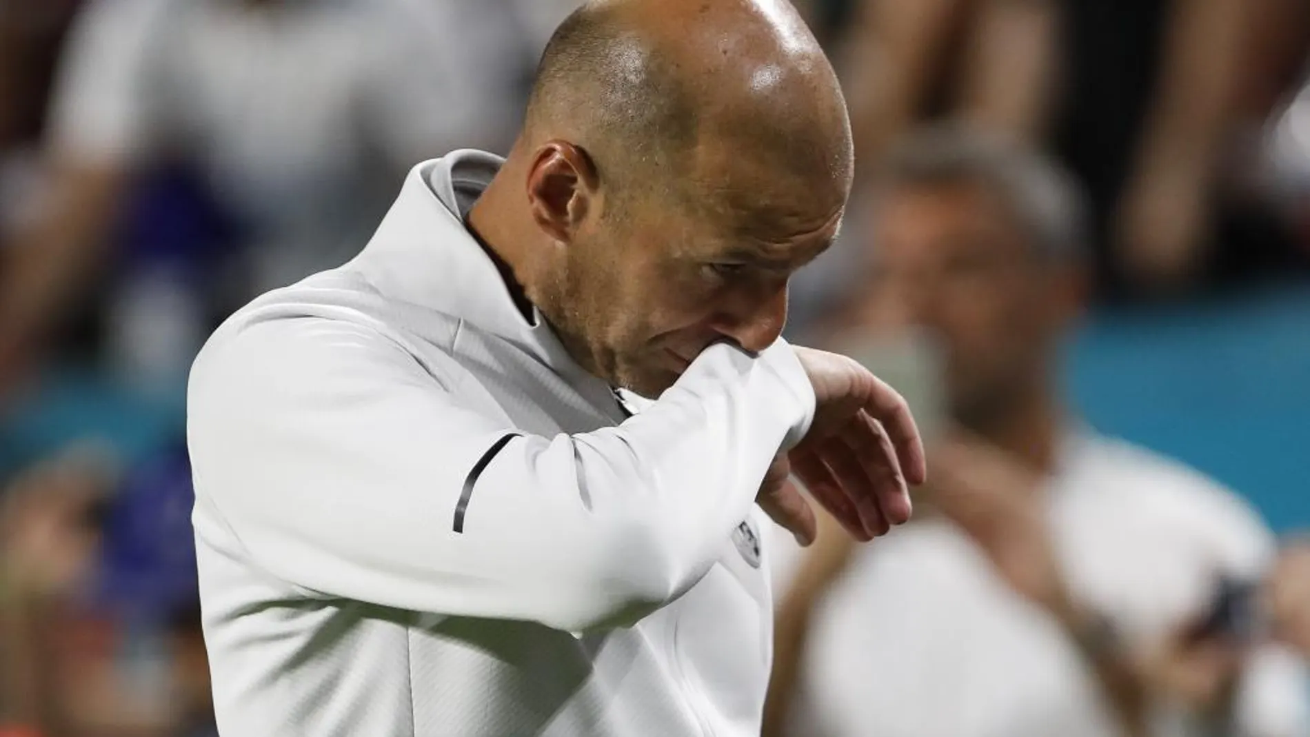 El entrenador del Real Madrid, Zinedine Zidane, gesticula tras perder el partido contra el F.C. Barcelona