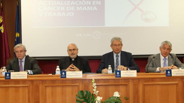 Carlos Vázquez (dcha.), junto a autoridades de la Universidad Católica de Murcia en la apertura de la Jornada