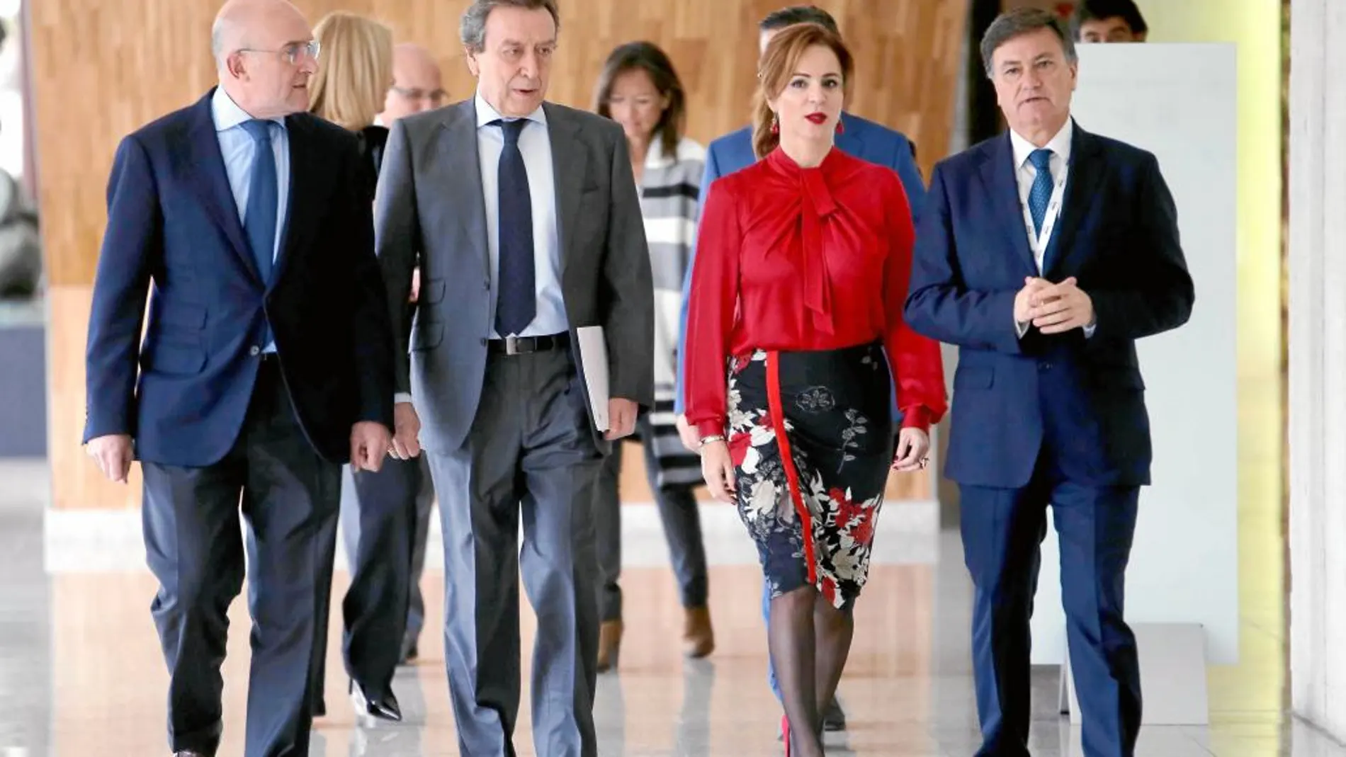 La presidenta de las Cortes, Silvia Clemente, junto a Jesús Julio Carnero, José Antonio de Santiago Juárez y Francisco Vázquez