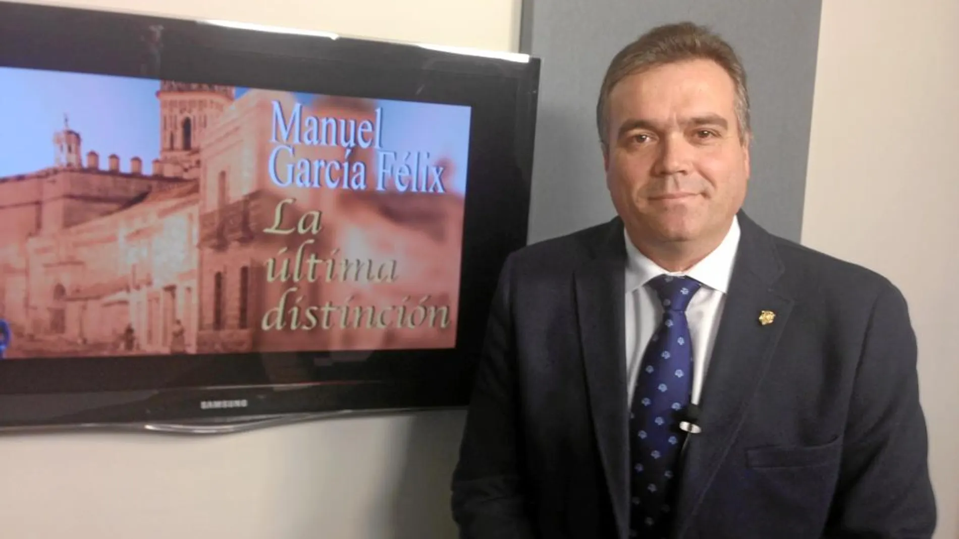 ALCALDE Y ESCRITOR. Manuel García Félix (PP) acaba de publicar «La última distinción» (Áltera)