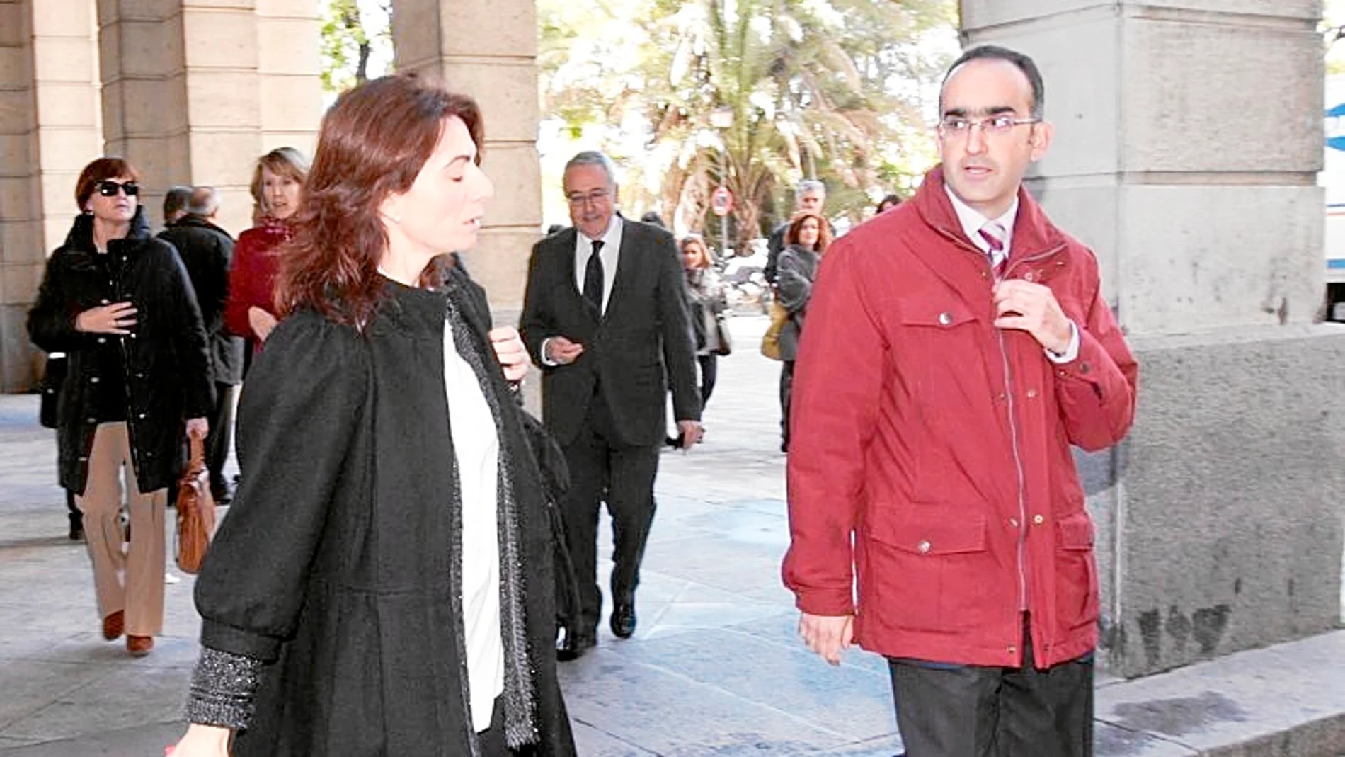 Ana Rosa Curra se marcha del juzgado, donde sí seguirá Rogelio Reyes