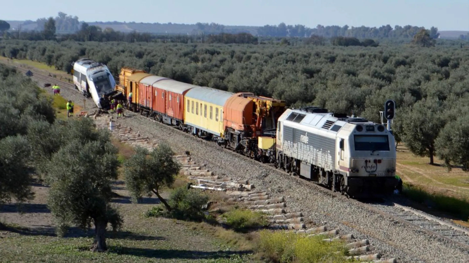 Técnicos de Adif han conseguido que un tren taller llegue a la altura del convoy siniestrado el pasado miércoles en Arahal (Sevilla), tras haber reparado de urgencia el trazado