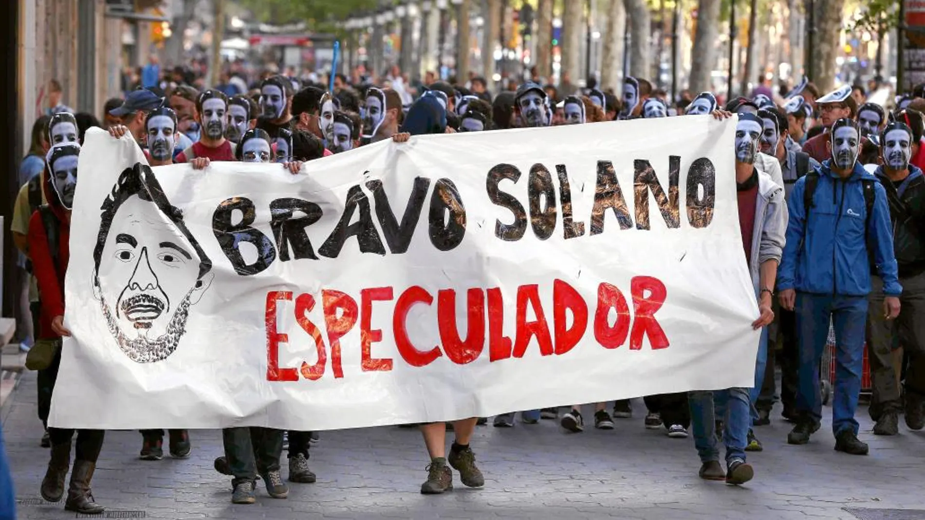 El paseo de Gràcia fue el escenario de un escrache contra Manuel Bravo Solano, propietario del «Banc Expropiat»