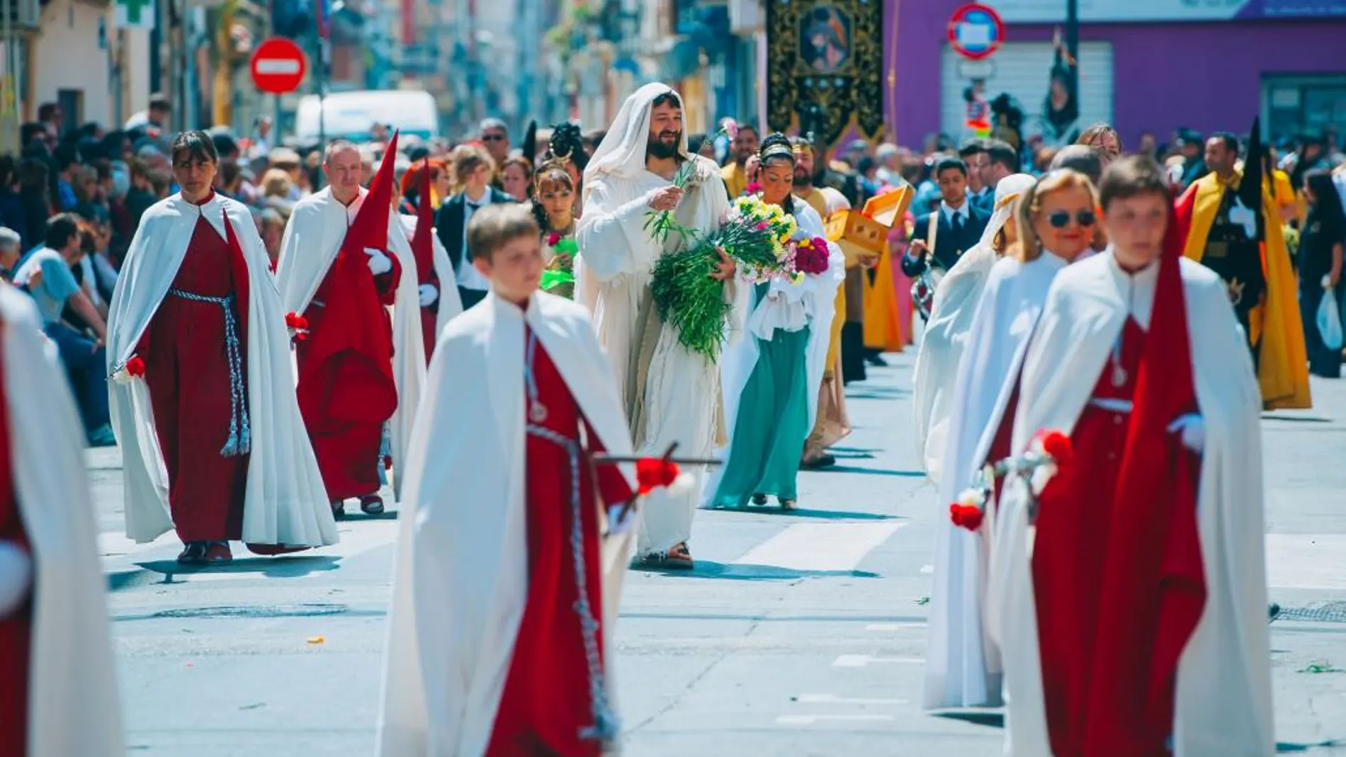 El Cabanyal vive su día más importante. Miles de personas se arremolinaron ayer en las calles del barrio valenciano para ver pasar la colorida procesión