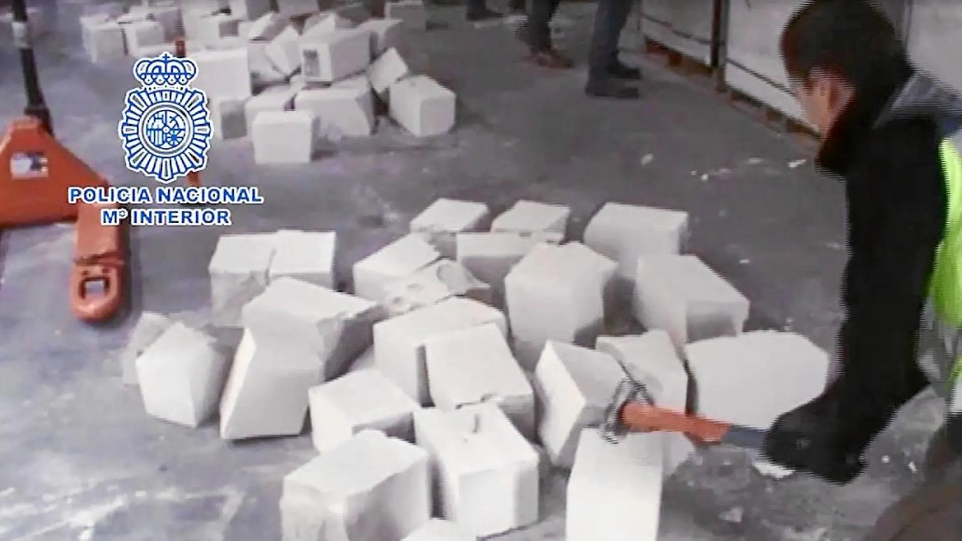 La Policía tuvo que romper los bloques para sacar de su interior (protegidos con poliespan) los paquetes de coca