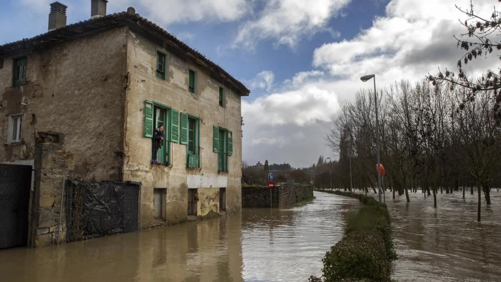 Imagen del desbordamiento hoy del río Arga, a su paso por Pamplona