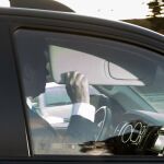 El exdirector de campaña del presidente estadounidense Donald Trump, Paul Manafort, sale de su casa en un vehículo en Alejandría (Estados Unidos)