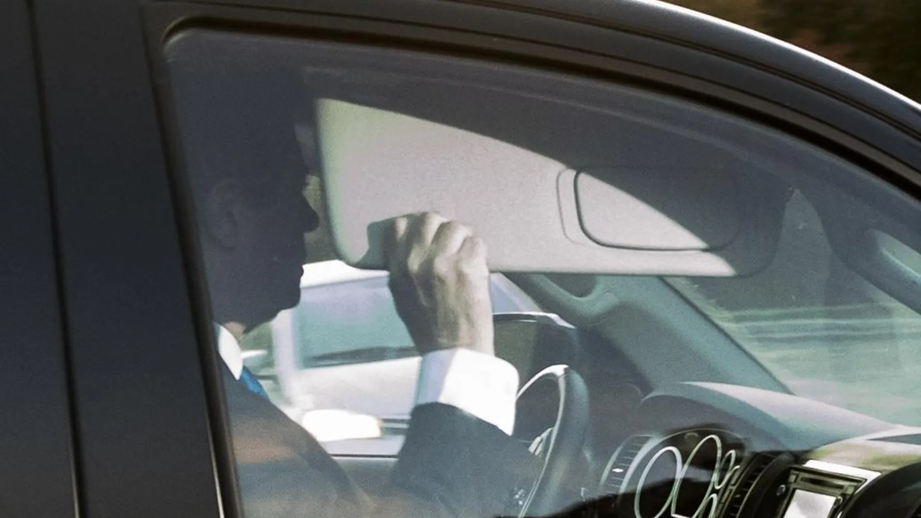 El exdirector de campaña del presidente estadounidense Donald Trump, Paul Manafort, sale de su casa en un vehículo en Alejandría (Estados Unidos)