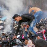Un grupo de sirios intenta recuperar provisiones en Alepo