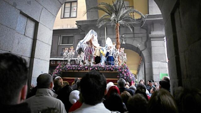 La Borriquita completó su recorrido tras techarse en la Plaza Mayor