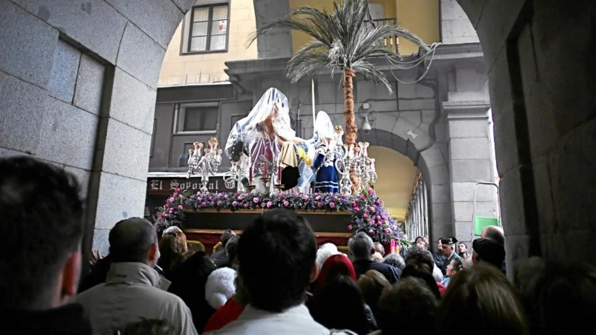 La Borriquita completó su recorrido tras techarse en la Plaza Mayor