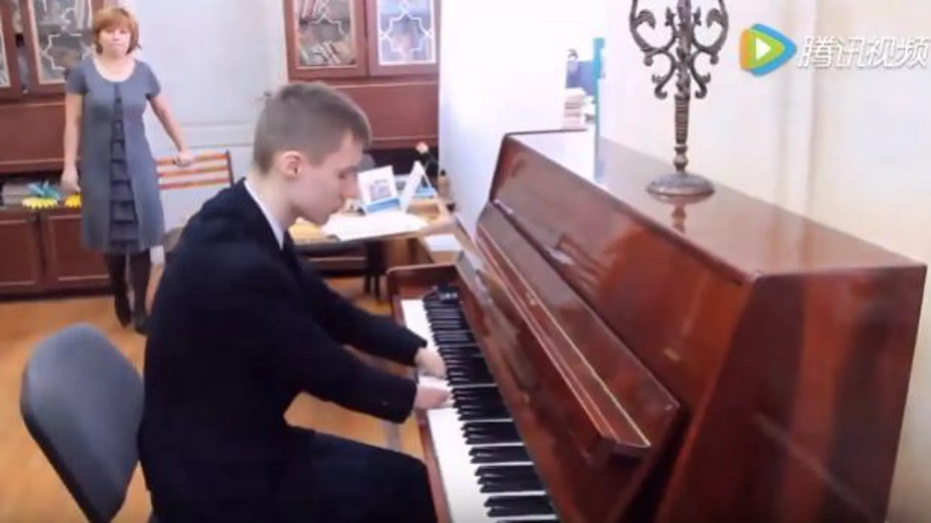 Un adolescente ruso que nació sin manos logra ser un maestro del piano