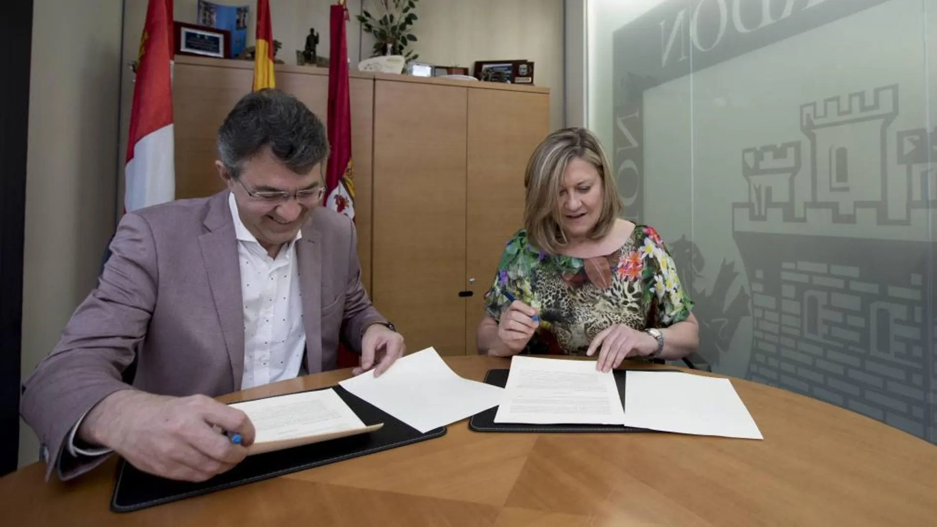 El presidente de la Diputación de León, Juan Martínez Majo, y la consejera de Economía y Hacienda, Pilar del Olmo, durante la firma del convenio