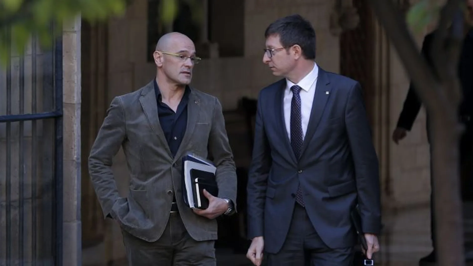 Los consellers de Exteriores y Justicia de la Generalitat, Raul Romeva (i) y Carles Mundó (d), respectivamente, a la llegada a la reunión semanal celebrada hoy en el Palau de la Generalitat
