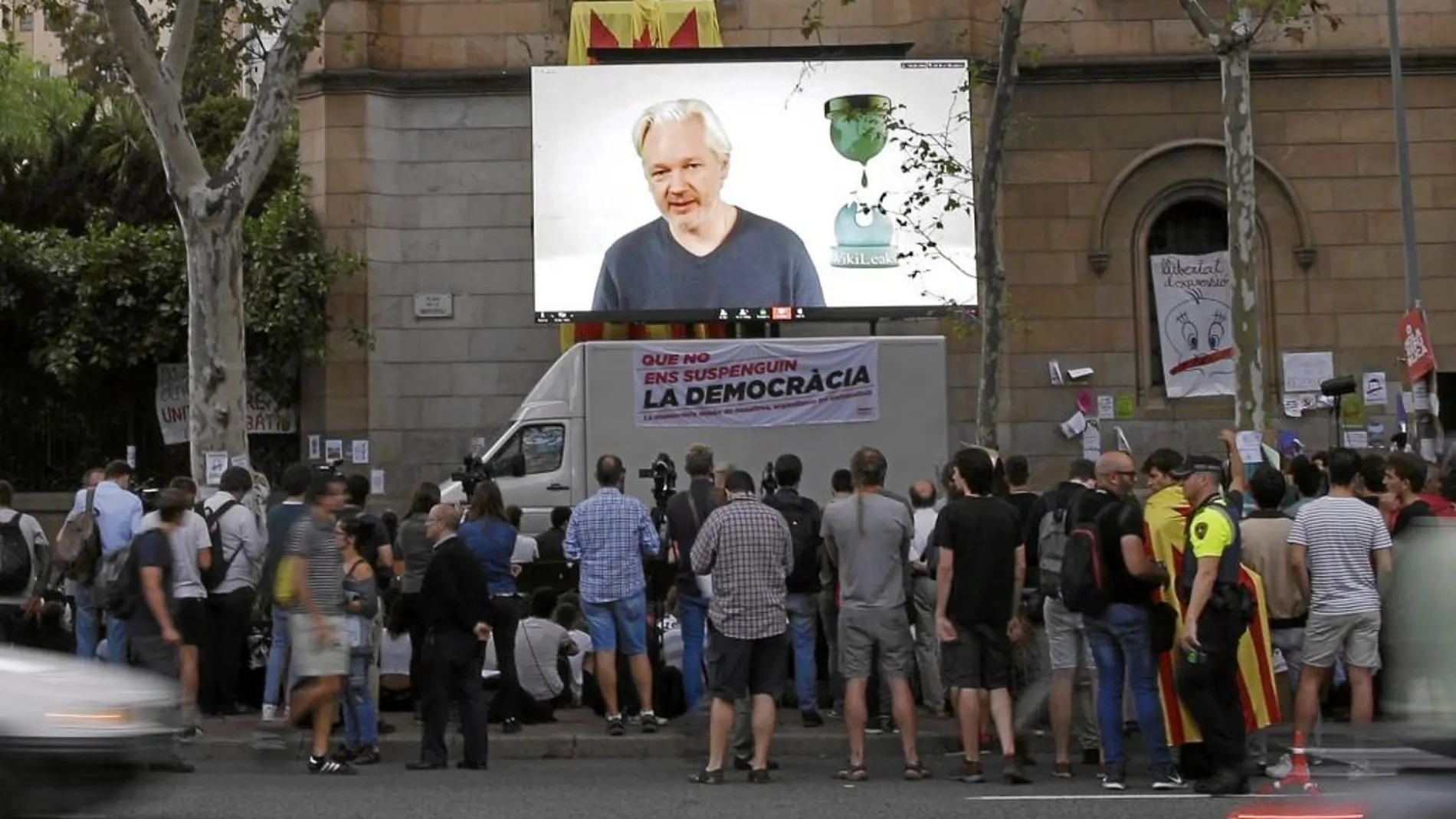 Julian Assange ha apoyado al separatismo catalán y la celebración de un referéndum ilegal