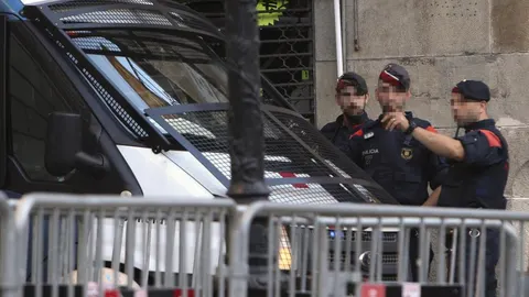 Mossos d'Esquadra en la plaza del Palau de la Generalita