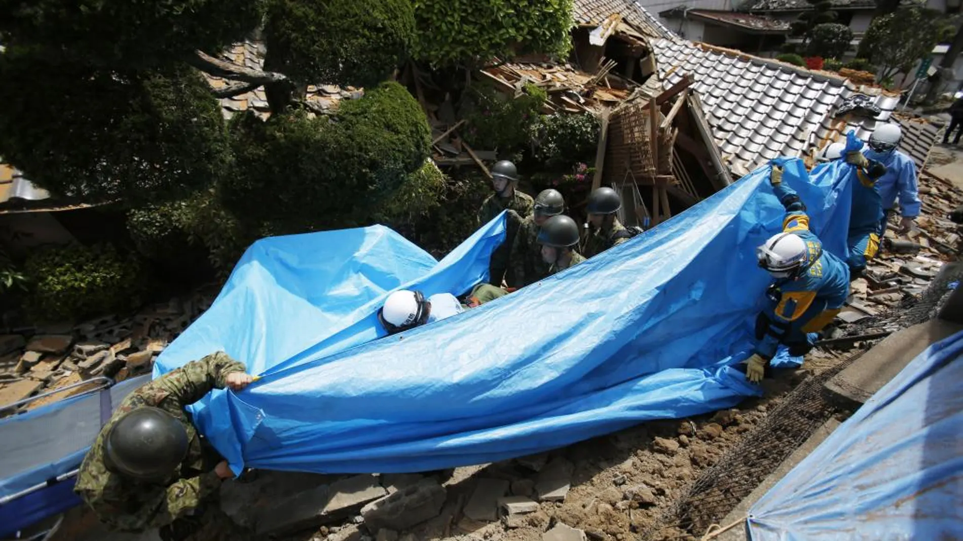 Los servicios de rescate trabajan entre los escombros en Mashiki.
