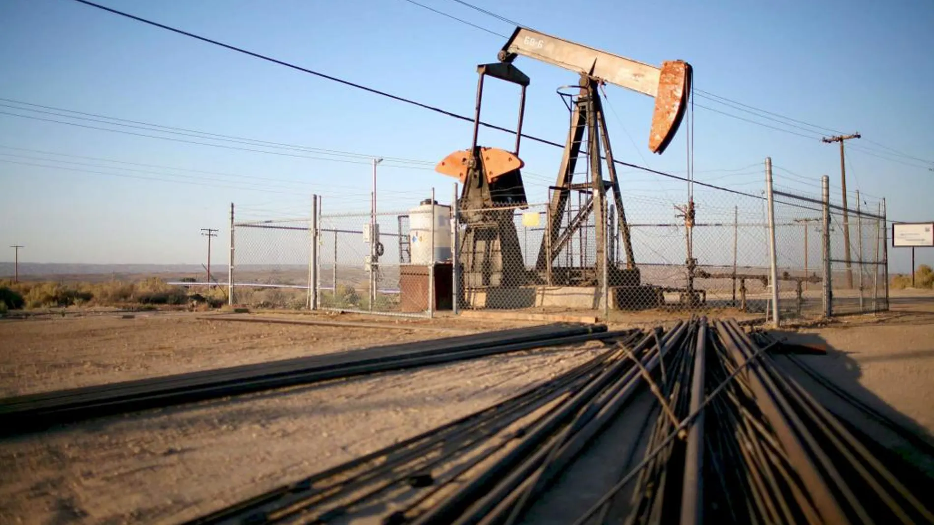 Una bomba de extracción en un campo petrolífero cerca de Taft, California,