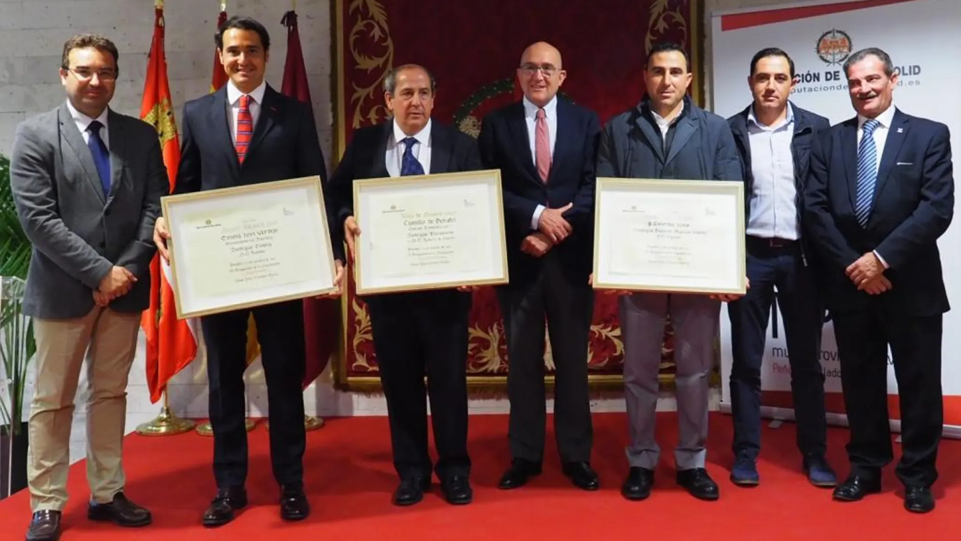 Jesús Julio Carnero, Roberto Díez, alcalde de Peñafiel; y Pablo Martín, presidente del jurado, junto con los premiados