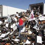 Imagen de 2011 de agricultores franceses destruyendo la carga de camiones españoles que transportan fruta y verduras