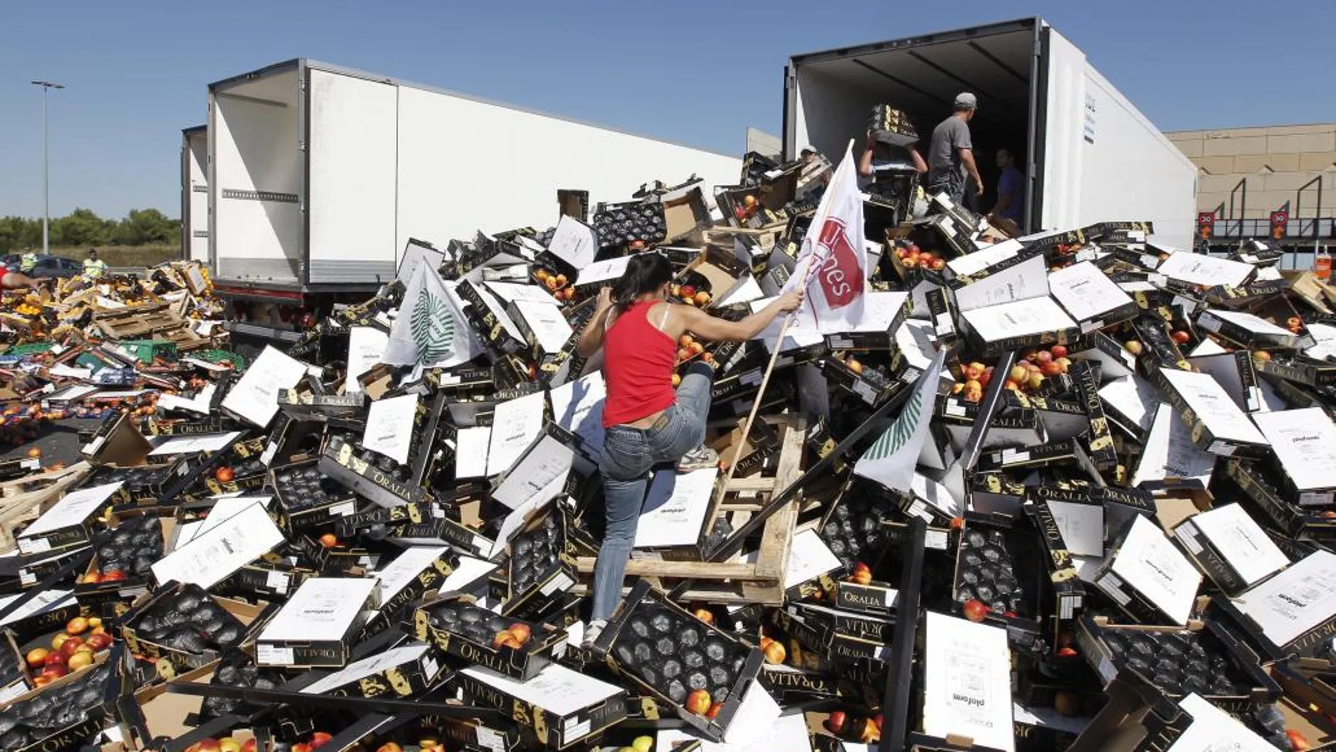 Imagen de 2011 de agricultores franceses destruyendo la carga de camiones españoles que transportan fruta y verduras