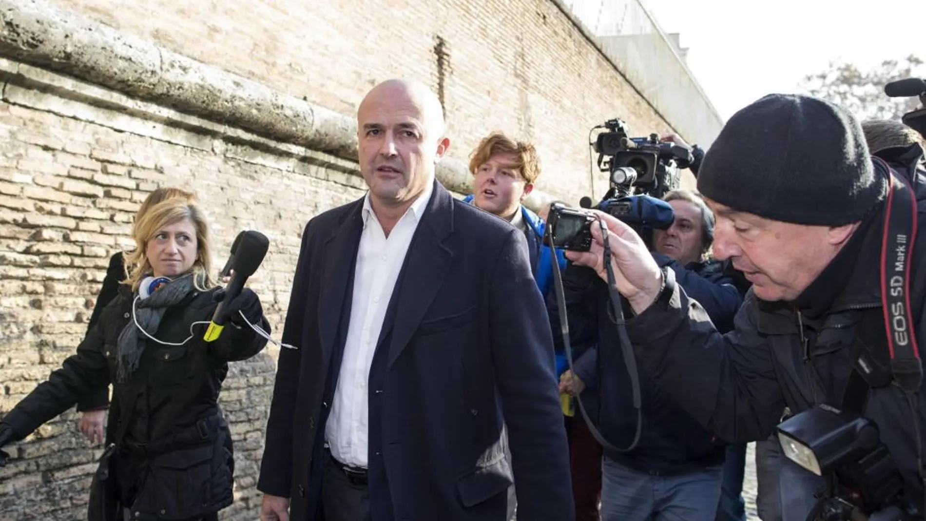 El periodista italiano Gianluigi Nuzz llega a la tercera vista del caso "Vatileaks2"que se celebra en el Vaticano contra cinco personas