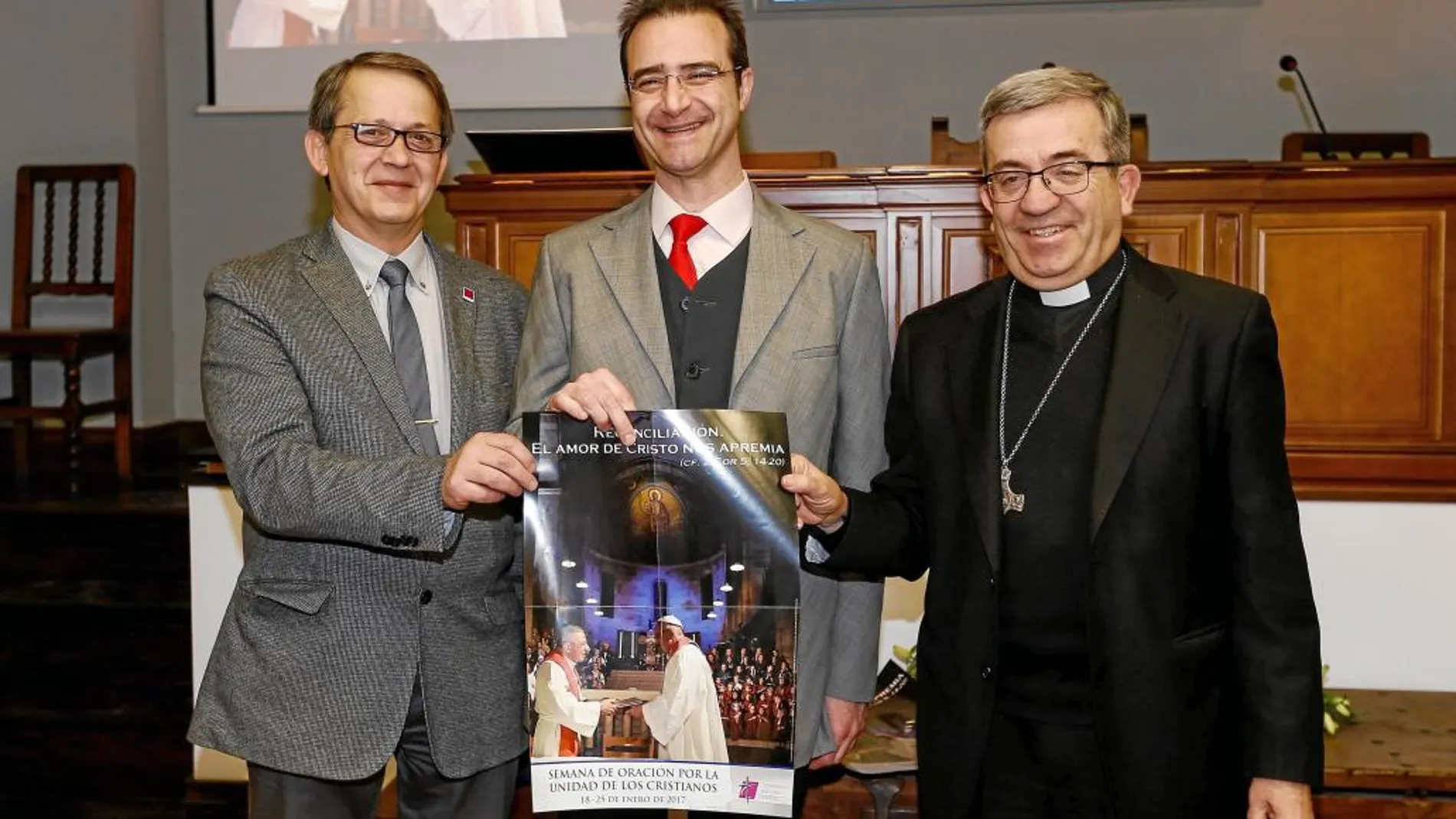 El obispo auxiliar de Valladlid, Luis Argüello, presenta el cartel de la semana junto a Luis Fajardo y Pablo López